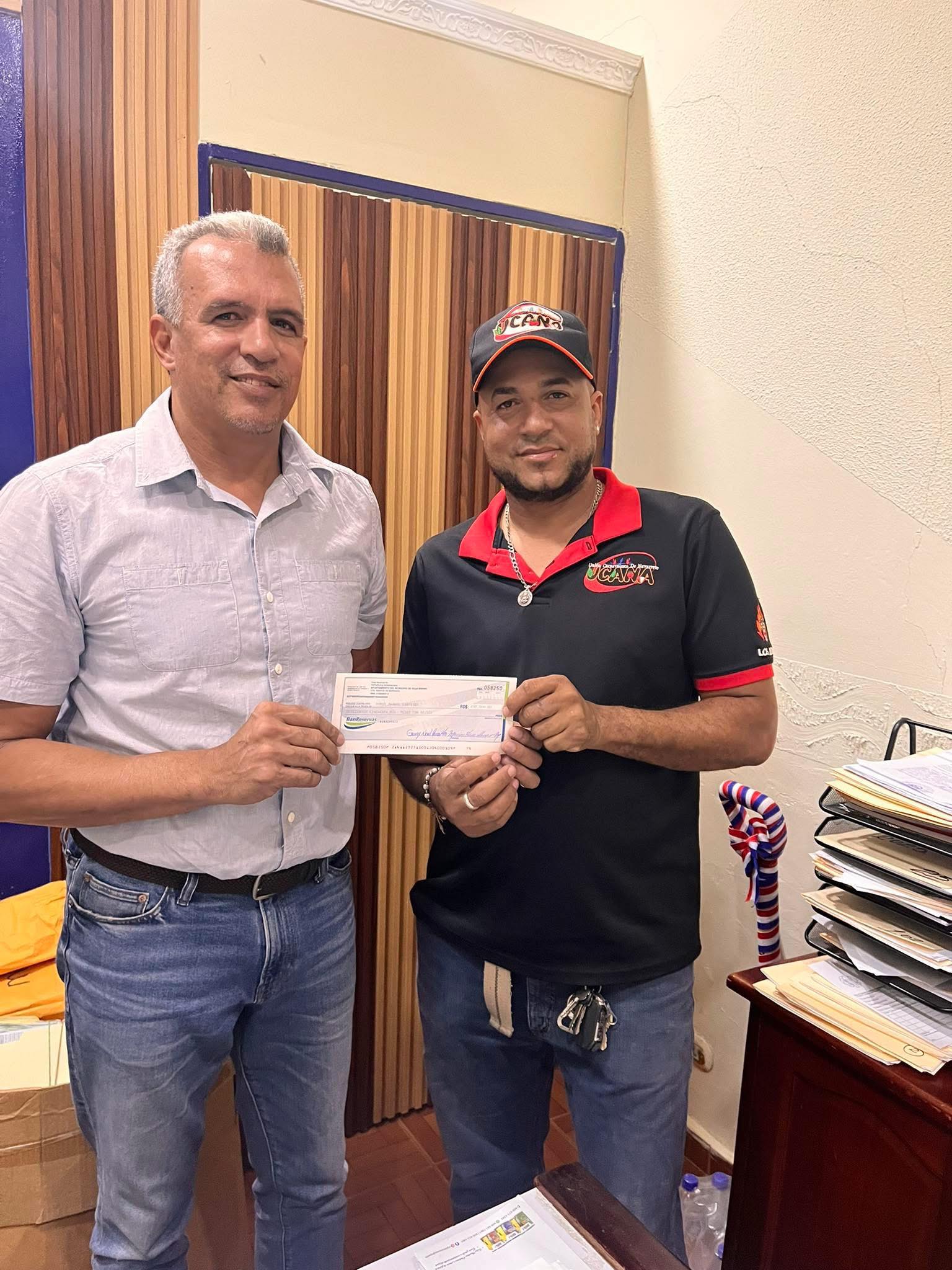 Ayuntamiento de Villa Bisonó realiza aporte de RD$250,000 a UCANA para el Carnaval Navarretense 2026