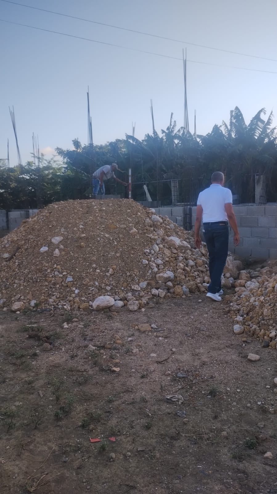 Alcalde Noel Peralta supervisa construcción de la Casa de Envejecientes en Villa Bisonó