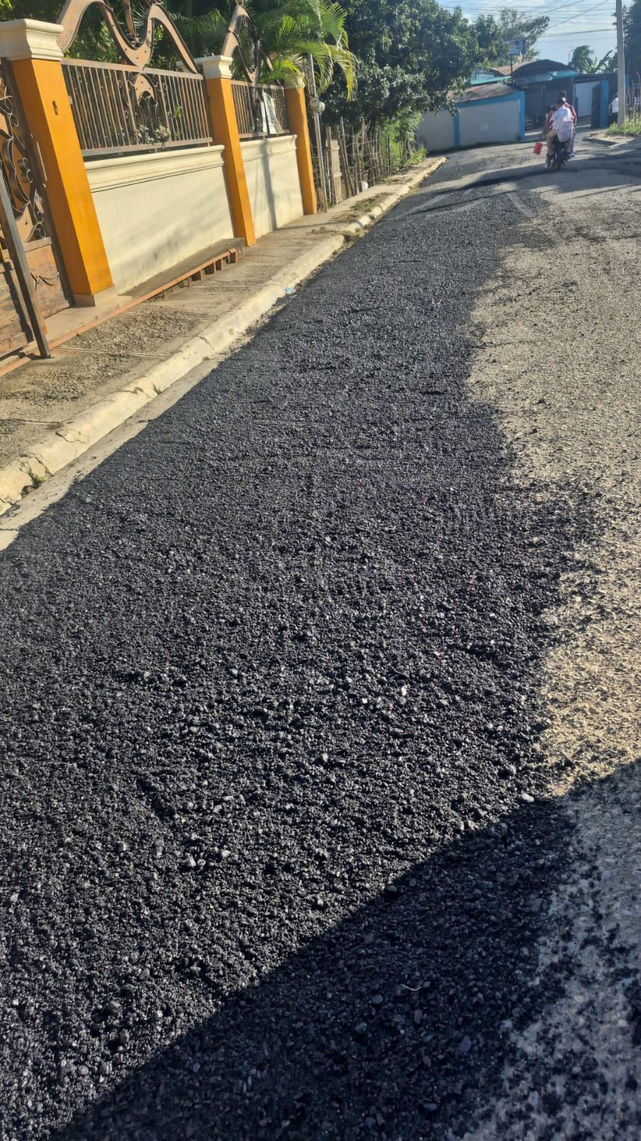 Alcalde Noel Peralta impulsa operativos de bacheo en la Urbanización Pórtela