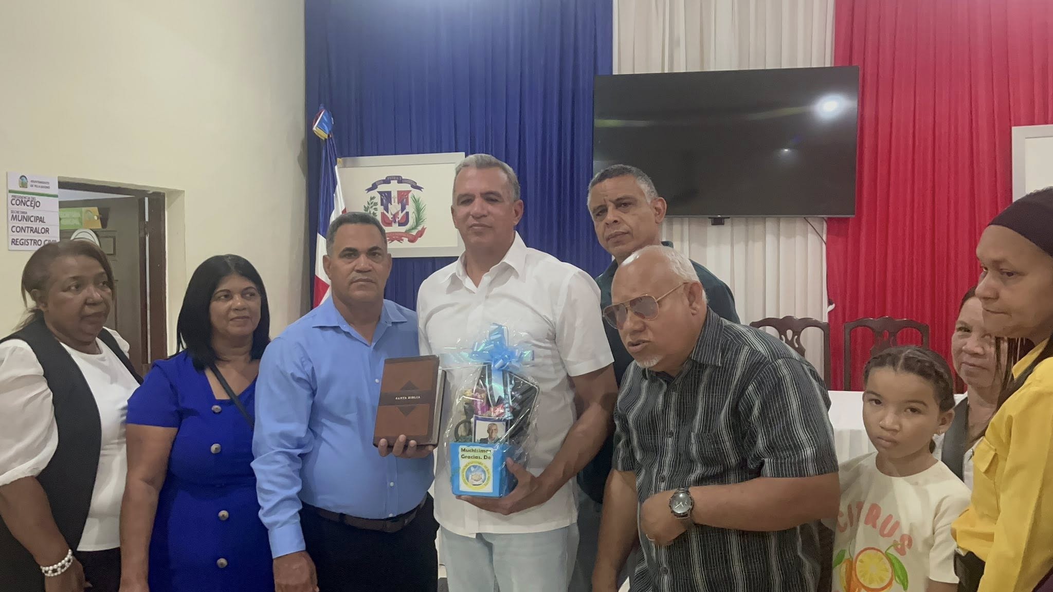 Alcalde Noel Peralta supervisa trabajos de la capilla del sector Manolo