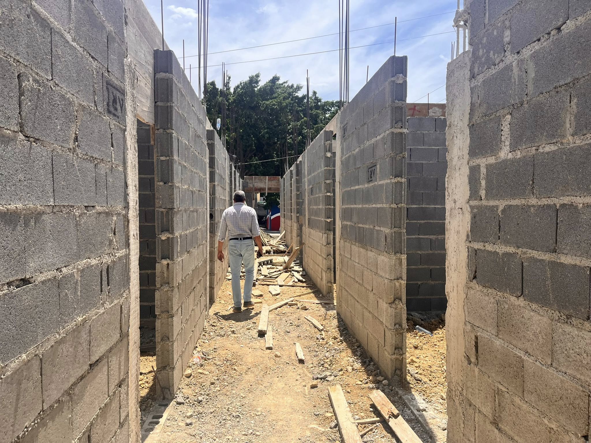 Alcalde Noel Peralta supervisa trabajos de la Casa de los Envejecientes