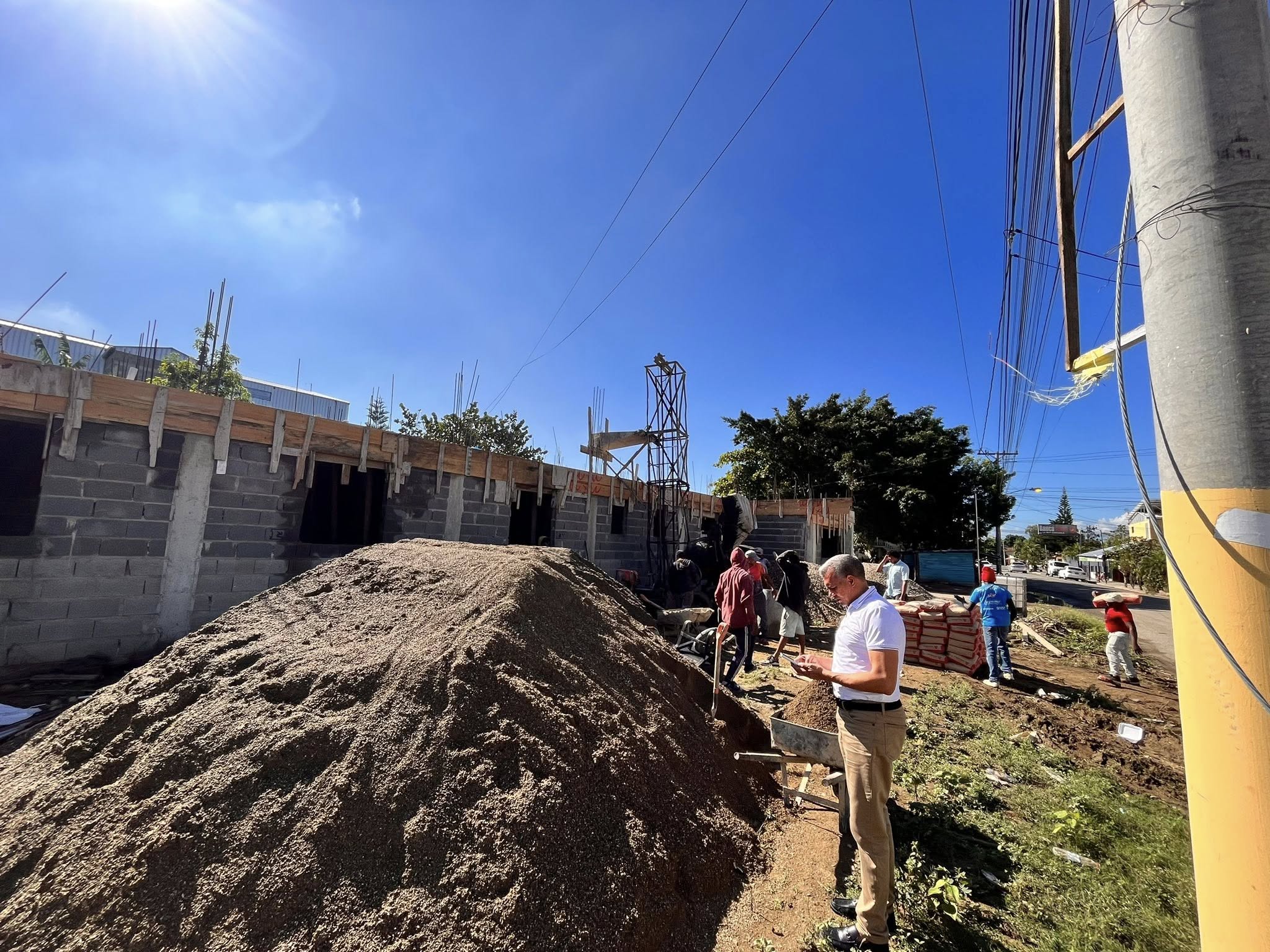 Alcalde Noel Peralta supervisa construcción de la Casa del Envejeciente en Villa Bisonó