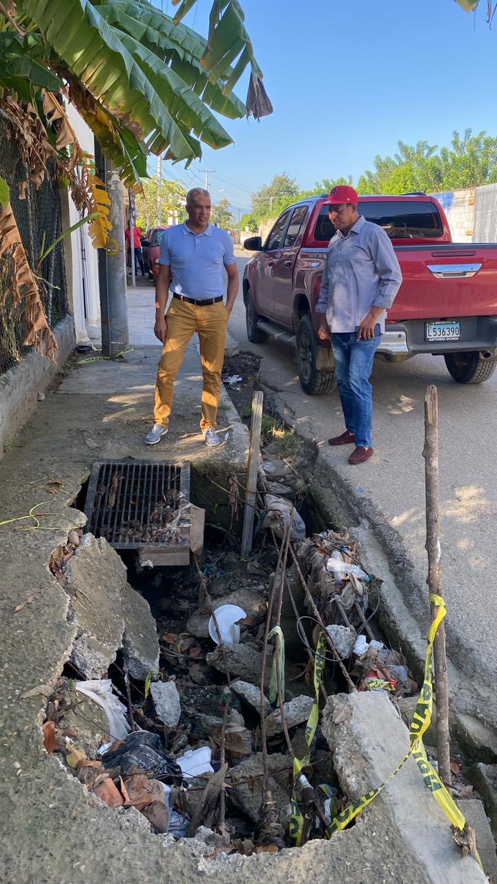 Alcalde Noel Peralta supervisa derrumbe en el sector Mejía