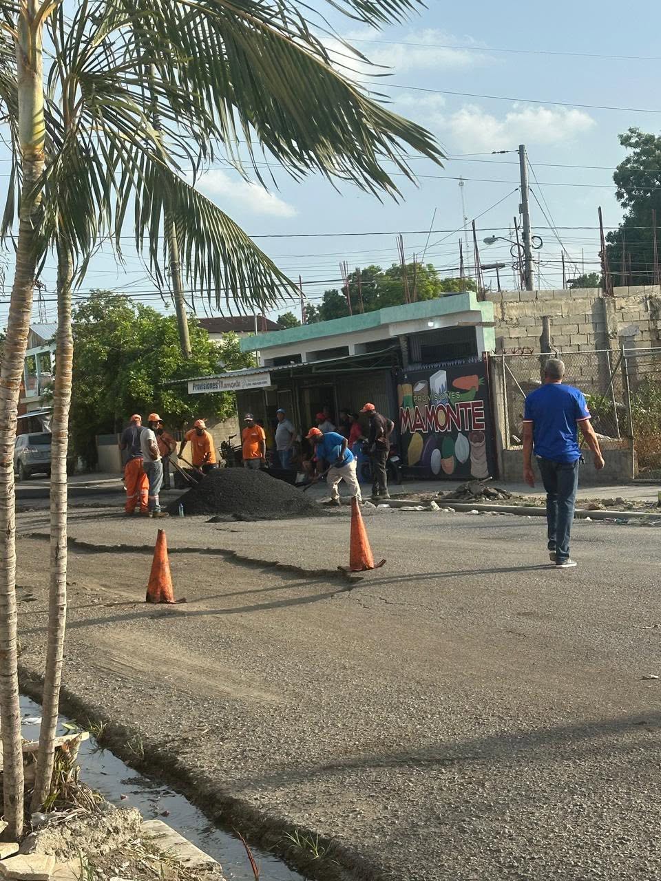 Continúan los trabajos de bacheo en calles de Villa Bisonó