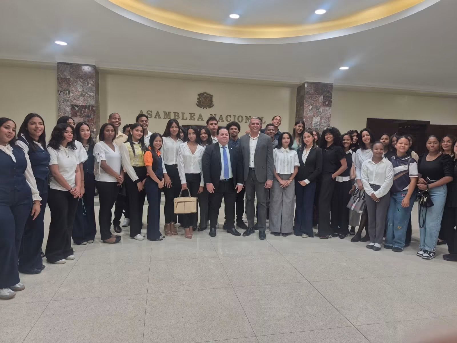 Estudiantes de Villa Bisonó participan en la iniciativa «Diputados por un Día»